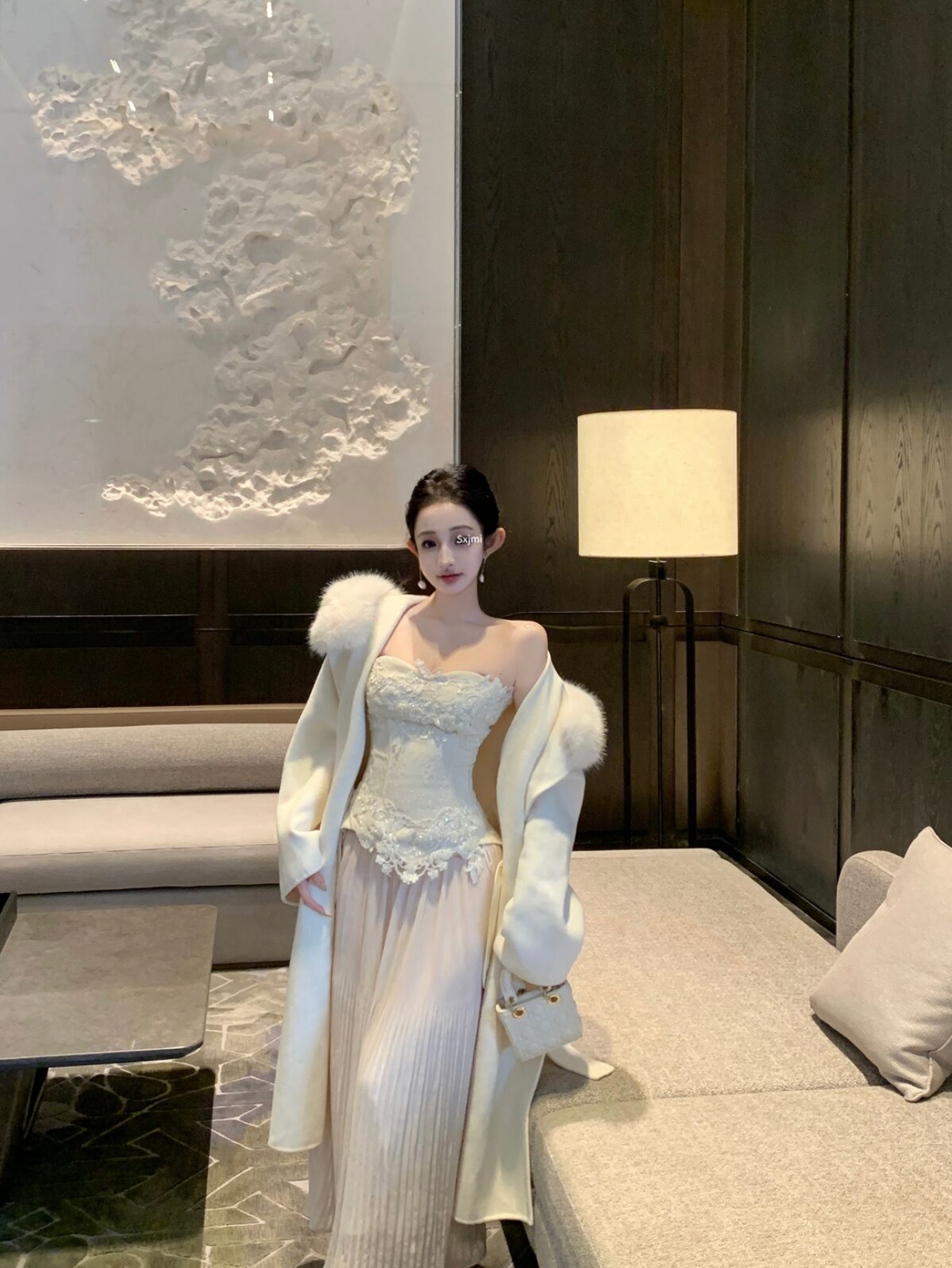 Real shot of French-style waist-slimming slim long-sleeved fishbone heavy-duty top and skirt plush coat suit