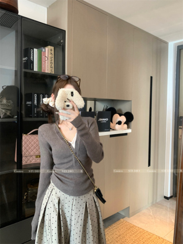 Real shot buttoned V-neck slimming elastic sweater 