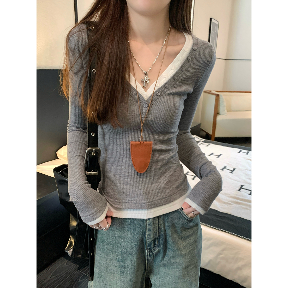 Actual shot of autumn and winter Korean style slim fit contrasting v-neck button design fake two-piece long-sleeved inner T-shirt top for women