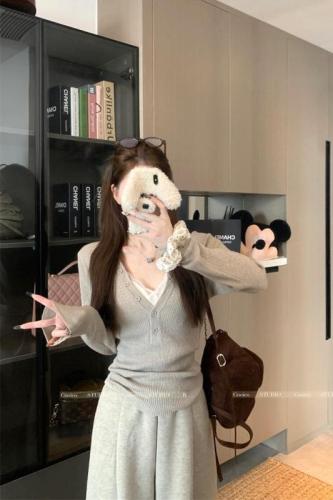 Real shot buttoned V-neck slimming elastic sweater 