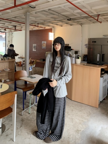 Black V-neck knitted cardigan + letter printed T-shirt + casual wide-leg pants suit