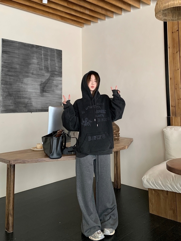 Designed printed pullover hooded sweatshirt and draped sweatpants two-piece set