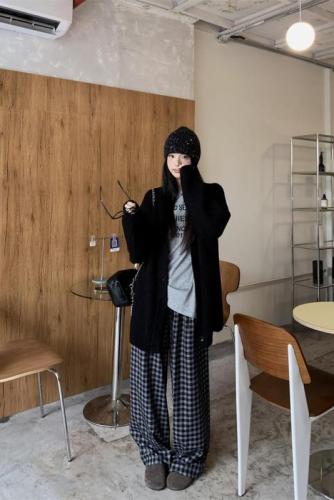 Black V-neck knitted cardigan + letter printed T-shirt + casual wide-leg pants suit