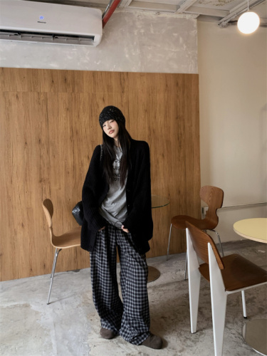 Black V-neck knitted cardigan + letter printed T-shirt + casual wide-leg pants suit