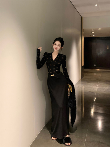 High-end pure desire v-neck hot diamond slimming bottoming top + super versatile long skirt + plush velvet jacket