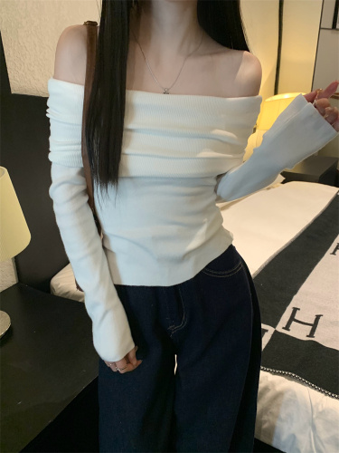 Real shot of French style one-line neckline off-shoulder sweater for women in autumn sexy slim fit collarbone-baring top