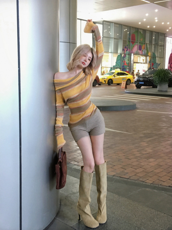 American hot girl contrasting striped one-shoulder waisted sweater + high-end knitted shorts top