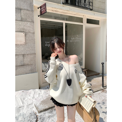 Real shot of American lazy chic sweatshirt for women in autumn new casual style loose and cool one-line off-shoulder top