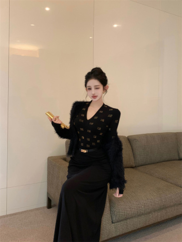 High-end pure desire v-neck hot diamond slimming bottoming top + super versatile long skirt + plush velvet jacket