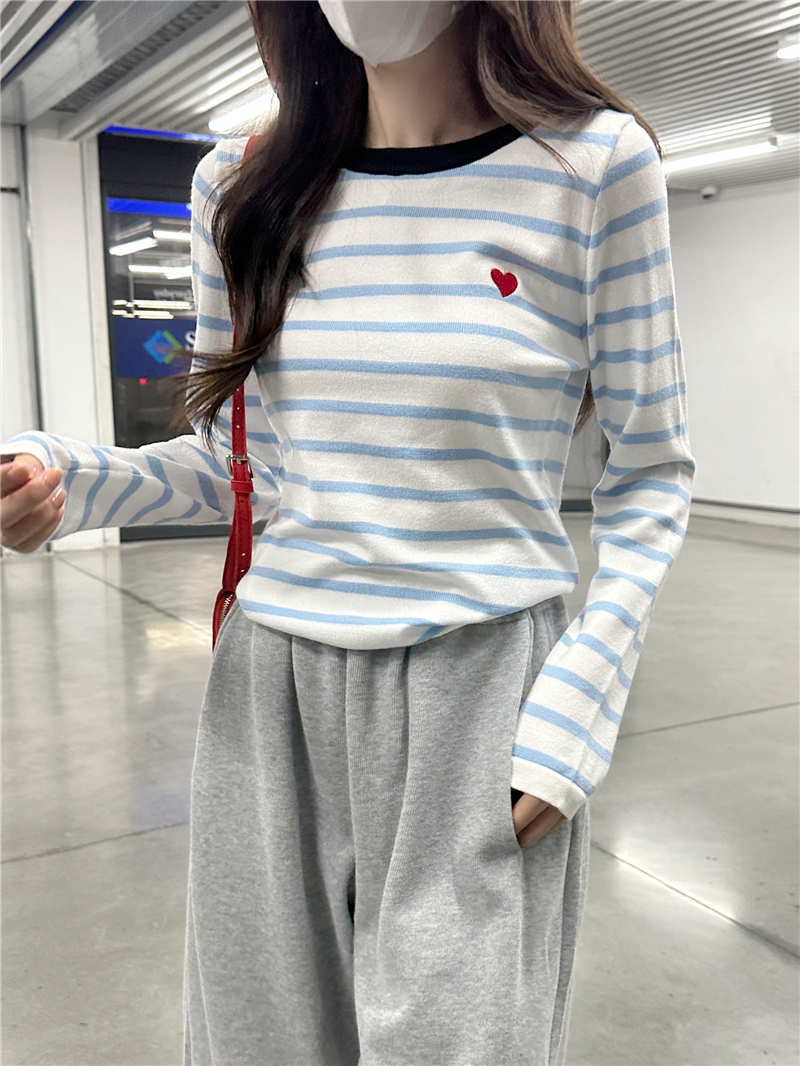 Real shot of sweet style contrast striped long-sleeved sweater for women in autumn soft and waxy chic round neck inner wear