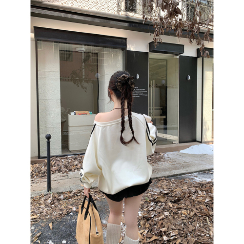 Real shot of American lazy chic sweatshirt for women in autumn new casual style loose and cool one-line off-shoulder top