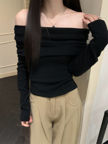 Real shot of French style one-line neckline off-shoulder sweater for women in autumn sexy slim fit collarbone-baring top
