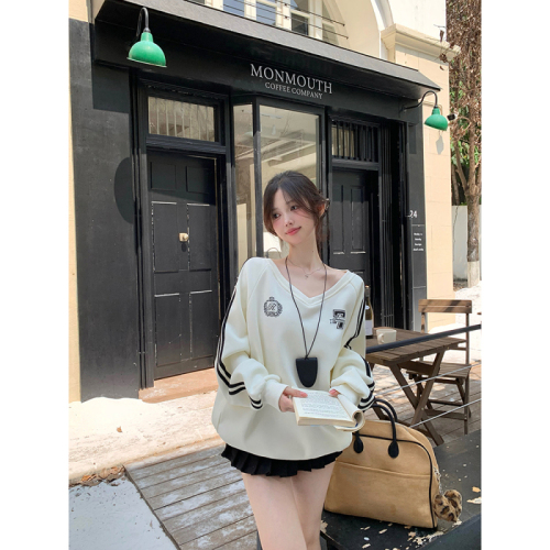 Real shot of American lazy chic sweatshirt for women in autumn new casual style loose and cool one-line off-shoulder top