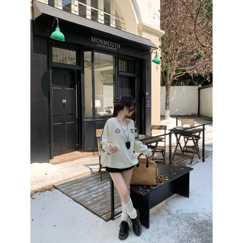 Real shot of American lazy chic sweatshirt for women in autumn new casual style loose and cool one-line off-shoulder top