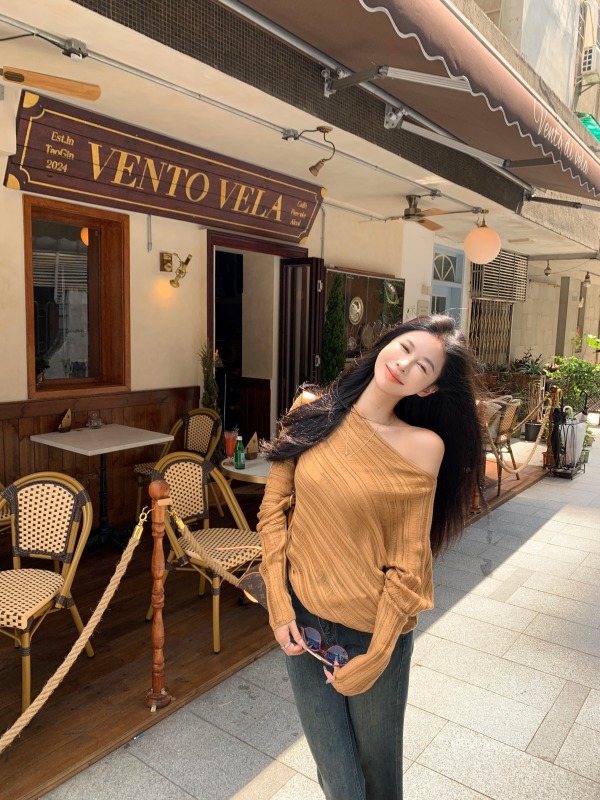 Lazy off-shoulder sweater with irregular design and drapey woolen top
