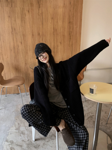 Black V-neck knitted cardigan + letter printed T-shirt + casual wide-leg pants suit
