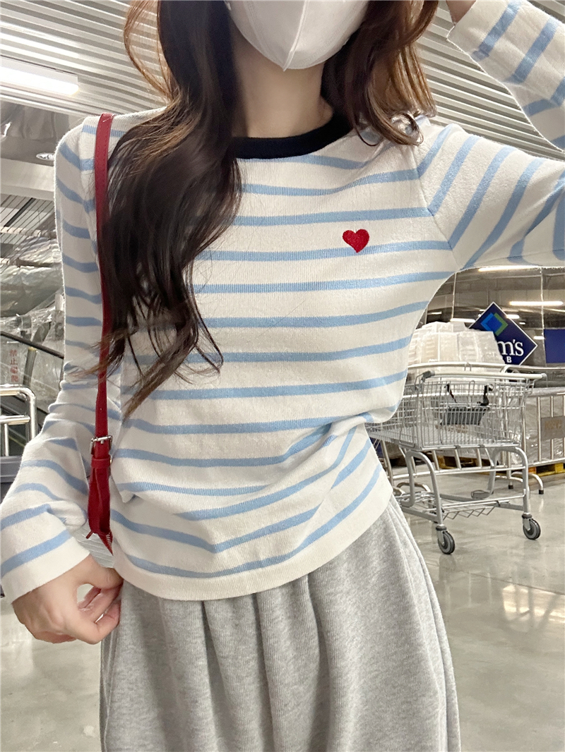Real shot of sweet style contrast striped long-sleeved sweater for women in autumn soft and waxy chic round neck inner wear