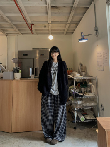 Black V-neck knitted cardigan + letter printed T-shirt + casual wide-leg pants suit