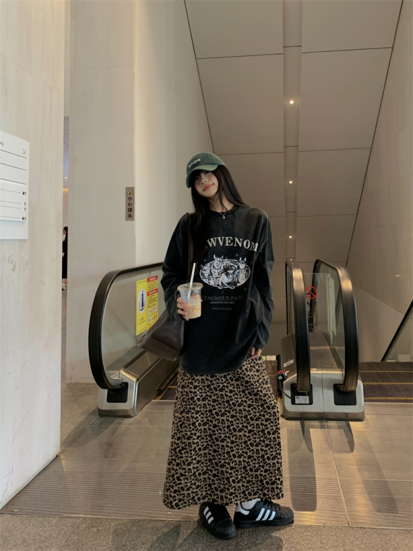 Early autumn sweatshirt slimming long-sleeved T-print top + elastic waist leopard print skirt