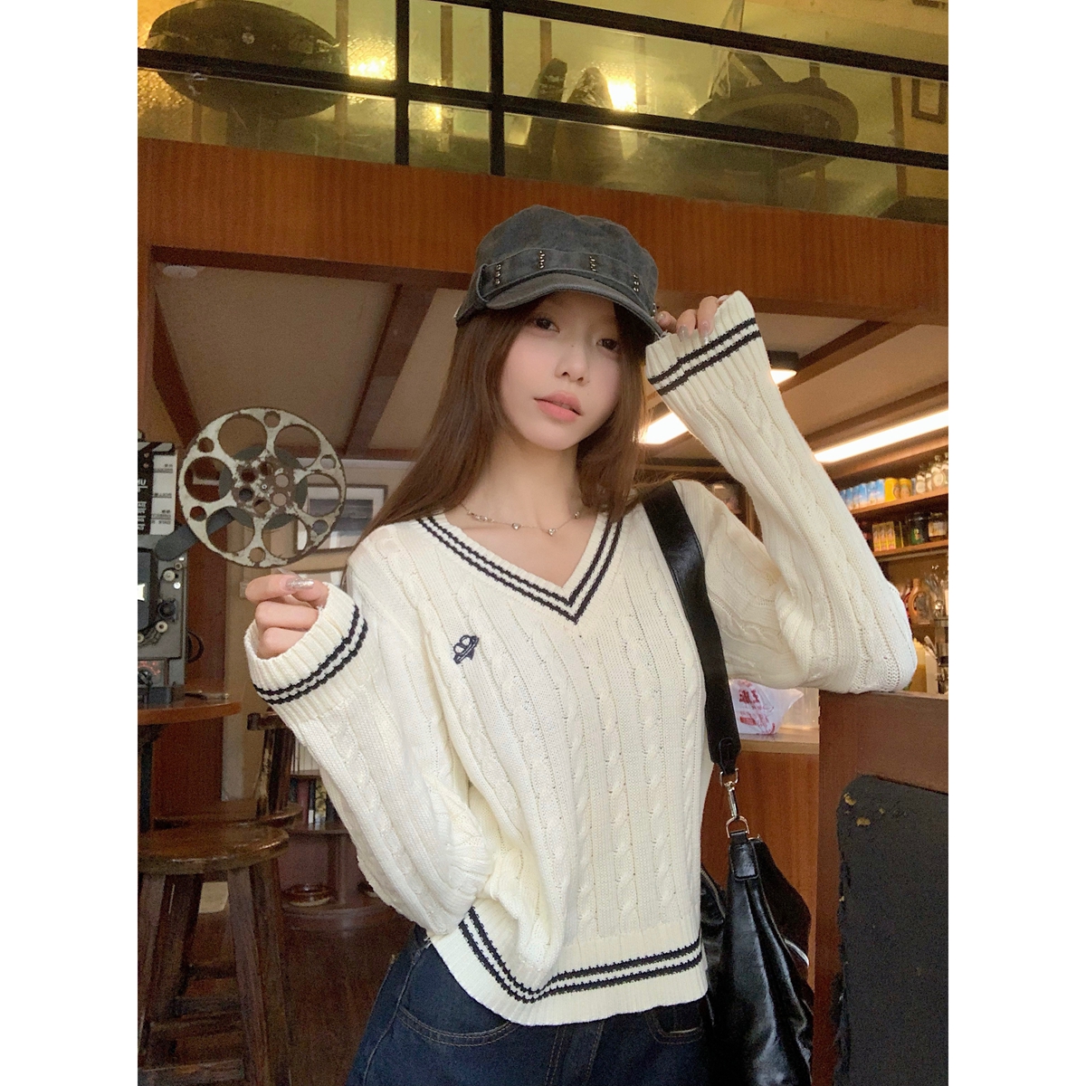 Photo-realistic Korean-style V-neck color-blocked college-style cabled design knit long-sleeved base top sweater