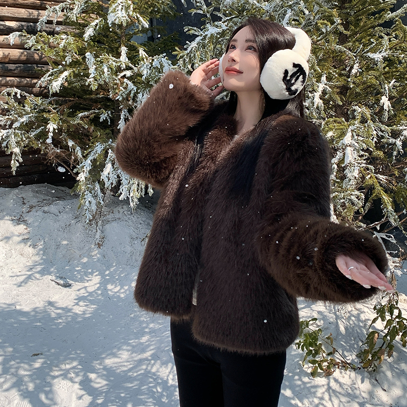 Real shot of new winter eco-friendly fox fur coat for women, young Toka fur high-end coat to look slim