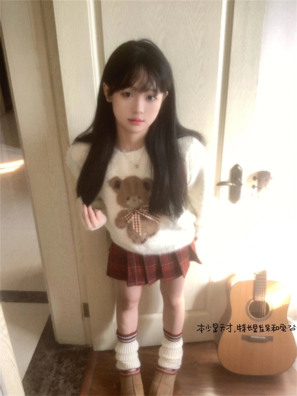American round neck bear sweater for women in autumn and winter, loose outer wear, lazy style design, niche pullover sweater top