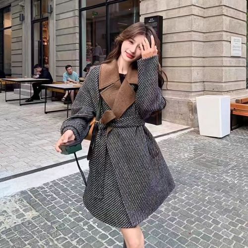 Korean style striped contrasting woolen coat for women autumn and winter 2024 new style small high-end thickened woolen coat