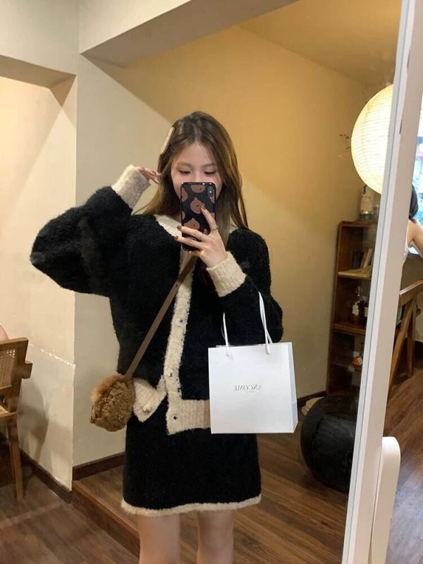 Sweet girly color-blocked circling fur suit, soft and waxy short sweater jacket, high waist, hip-covering short skirt, two-piece set