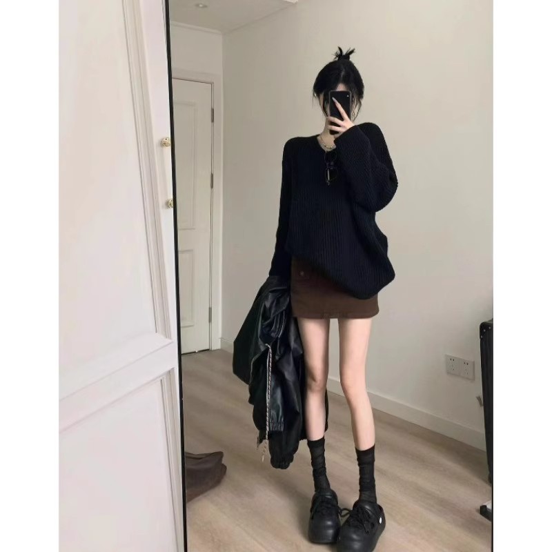 Internet celebrity, the little man wearing a black lazy sweater, short skirt, elegant and high-end two-piece suit