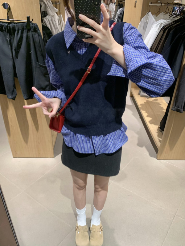 Retro blue and white plaid loose and lazy long-sleeved shirt + V-neck knitted vest