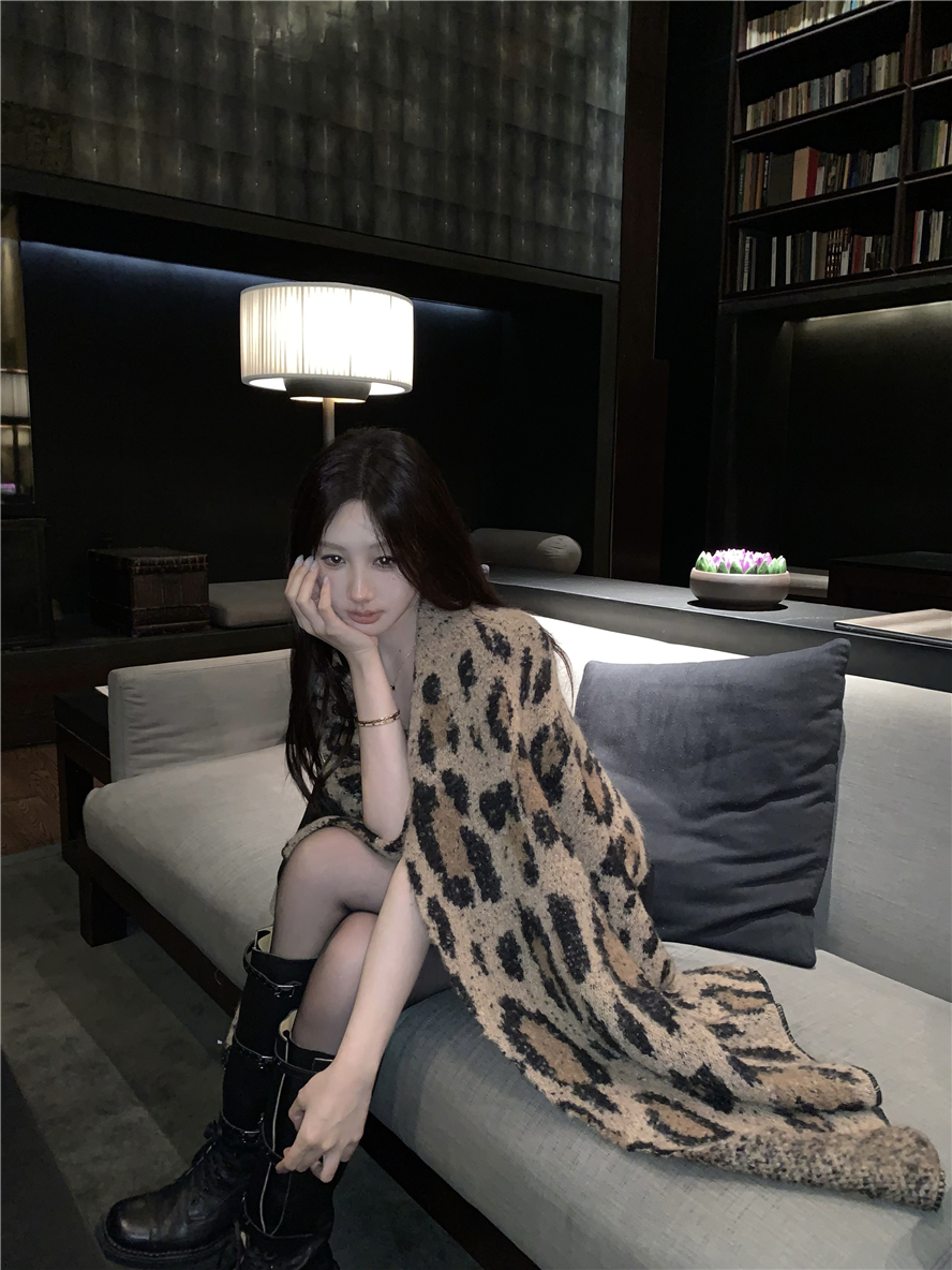 Autumn and winter soft and waxy skin-friendly leopard print shawl scarf for women, versatile warm temperament imitation cashmere scarf