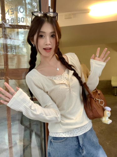 Designed small floral fake two-piece long-sleeved T-shirt for women in autumn and winter apricot color inner slim-fitting bottoming shirt short top