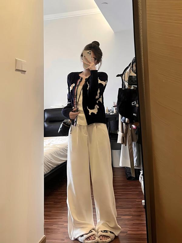 High-end dog twist cardigan sweater for women in autumn and winter new style lazy style age-reducing round neck sweater jacket