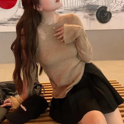 Korean style small fragrant V-neck inner bottoming sweater for women spring and autumn pearl button fishtail waist short red sweater