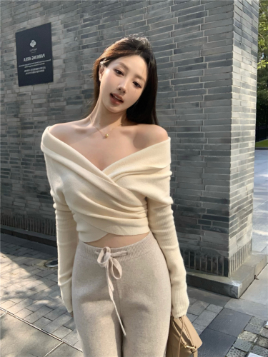 Real shot of cross V-neck off-shoulder sweater with temperament and design, irregular long-sleeved pullover top