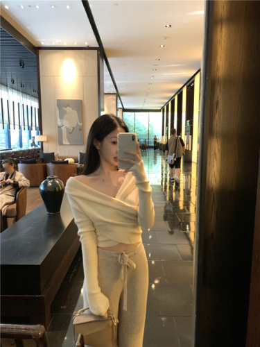 Real shot of cross V-neck off-shoulder sweater with temperament and design, irregular long-sleeved pullover top