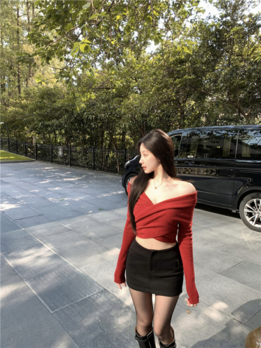 Real shot of cross V-neck off-shoulder sweater with temperament and design, irregular long-sleeved pullover top