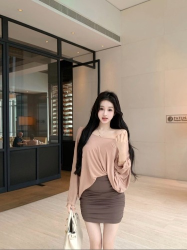 Real shot of sexy one-line off-shoulder bat-sleeve long-sleeved top blouse pleated skirt suit