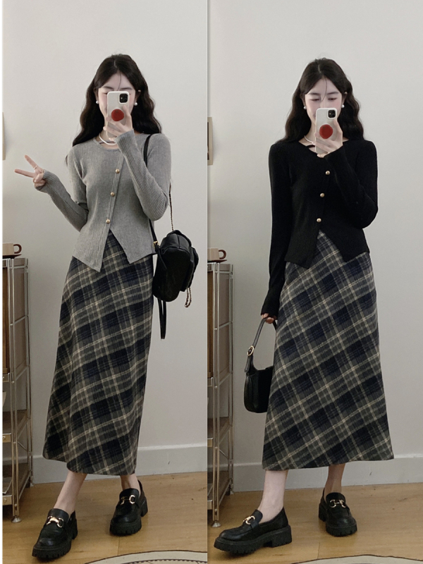 Plus size women's clothing for fat mm in autumn with a set of designer sweater tops and slimming plaid skirts