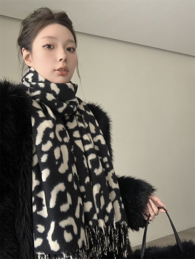 實拍 復古豹紋毛絨圍巾女秋冬氛圍感保暖百搭流蘇披肩圍脖