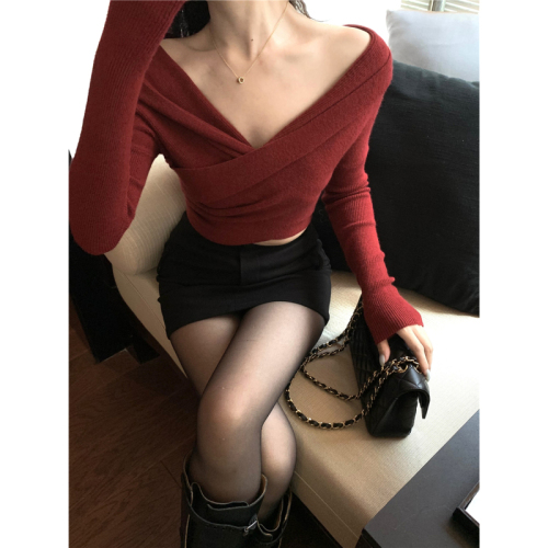 Real shot of cross V-neck off-shoulder sweater with temperament and design, irregular long-sleeved pullover top