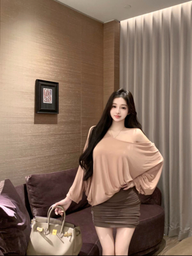 Real shot of sexy one-line off-shoulder bat-sleeve long-sleeved top blouse pleated skirt suit