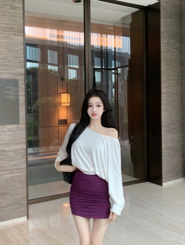 Real shot of sexy one-line off-shoulder bat-sleeve long-sleeved top blouse pleated skirt suit