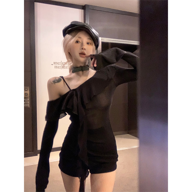 2024 momentum early autumn black one-shoulder long-sleeved T-shirt women's niche design off-shoulder suspender top