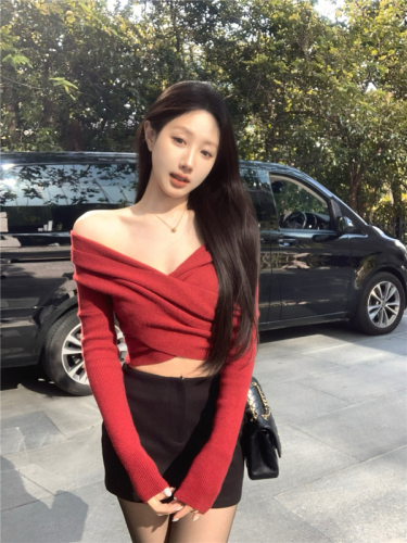 Real shot of cross V-neck off-shoulder sweater with temperament and design, irregular long-sleeved pullover top