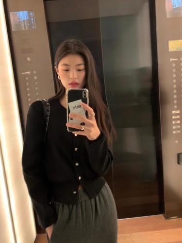 Black knitted cardigan jacket for women with slim design and niche retro round neck short top