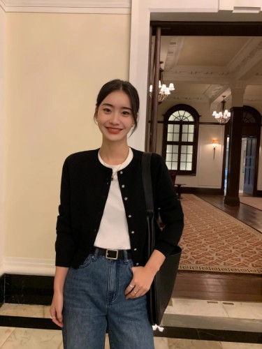 Black knitted cardigan jacket for women with slim design and niche retro round neck short top