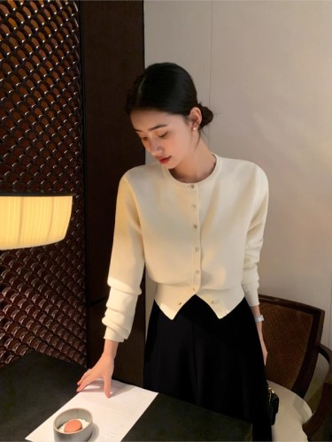 Black knitted cardigan jacket for women with slim design and niche retro round neck short top