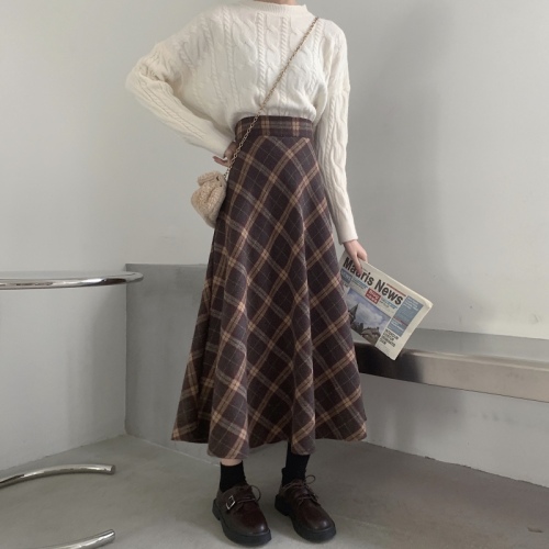 Large size crotch-covering woolen skirt for autumn mid-length fat girl looks slim A-line plaid skirt