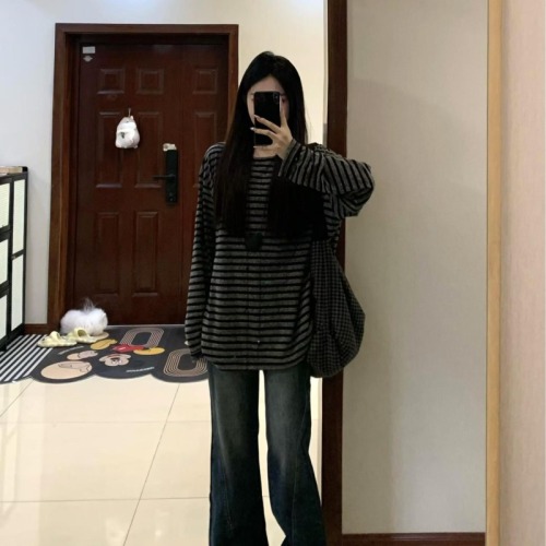 Japanese retro literary style gray striped round neck long-sleeved T-shirt women's loose age-reducing inner layering shirt autumn trend